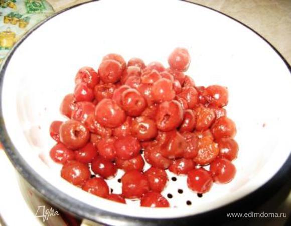 Сливаем коньяк с вишни.