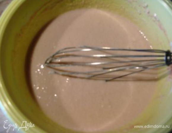 Взбиваем сметану с сахаром. В желатин наливаем 30 мл коньячно-вишневой жидкости и в микроволновку на 30 сек. Перемешиваем и вливаем в сметану с сахаром. Туда же мякиш, пробиваем погружным блендером. 