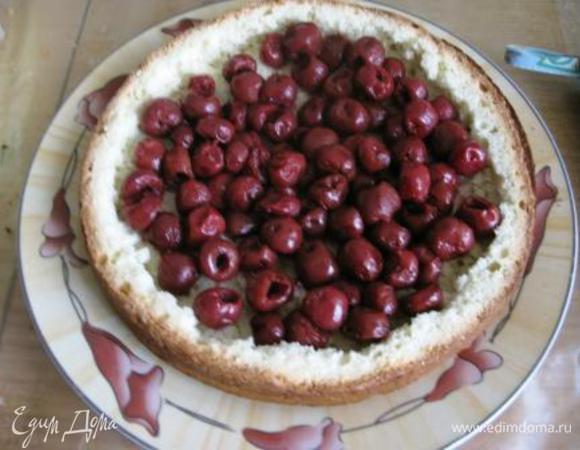 В корзинку кладем вишню. Заливаем суфле. Перемешиваем, чтобы не осталось пустот. Можно все это сделать в миске и потом вылить в бисквитную корзинку.