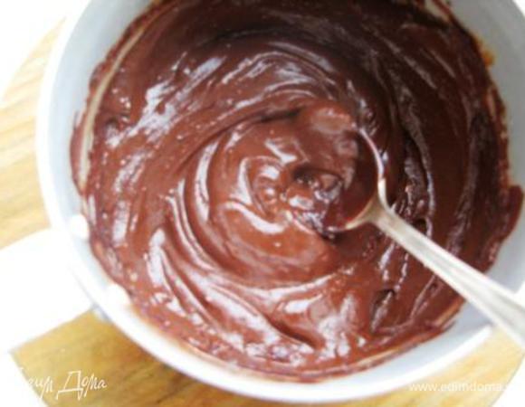 Накрываем корзинку крышечкой и в холодильник. Готовим ганаш. В кастрюльке плавим шоколад, добавляем ГОРЯЧИЕ сливки перемешиваем до однородности. Остужаем. Покрываем верх и бока торта.