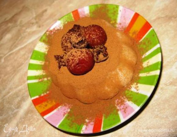 Первый раз за столько лет у меня осталась сдача суфле! Что значит низкая форма. Я сделала вот такие пироженки. Просто налила массу в силиконовые формочки, на 1,5 часа в холодильник, украсила вишней и кусочками шоколада, присыпала какао. Получились 2 мягкие симпотяги-пироженки. Угощайтесь и приятного Вам аппетита!