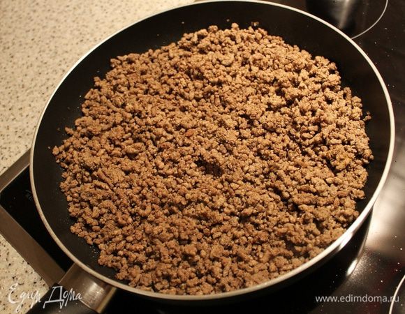 Для рагу из говядины мясо пропустите через мясорубку с крупной решеткой. Разогрейте на плите глубокую сковороду или большой сотейник, налейте в него оливковое масло, выложите фарш и жарьте его, помешивая и разминая лопаткой (а лучше вилкой) комочки, 10 минут.