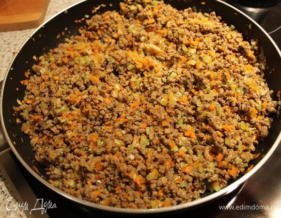 Морковь, лук, сельдерей, чеснок мелко нарежьте, добавьте в фарш и жарьте еще 5 минут.