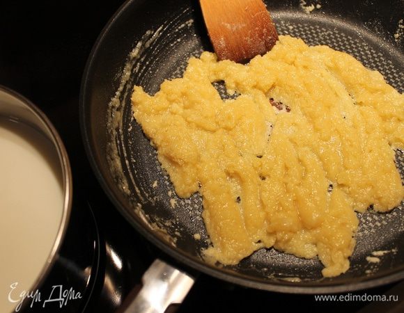 Для соуса Бешамель растопите в сотейнике сливочное масло. Всыпьте муку и слегка обжарьте, чтобы получилась не коричневая, а золотистая масса. Молоко отдельно доведите до кипения.