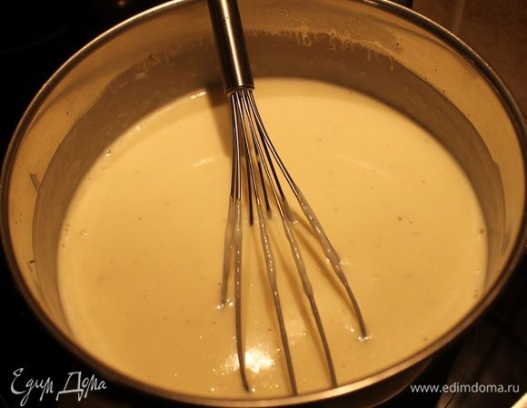 Влейте тонкой струйкой молоко по частям, постоянно помешивая венчиком. Варите 3 минуты (я варила 5, не забывая мешать). Посолите, добавьте мускатный орех и перемешайте.