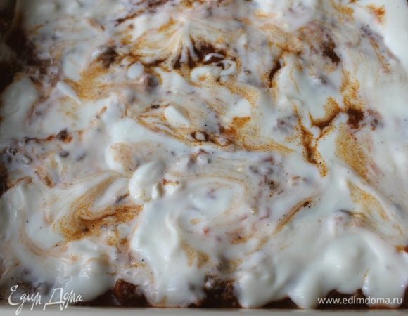 Выложите еще слой рагу, на него - соус бешамель.