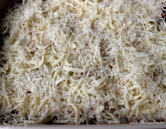 Посыпьте измельченной моцареллой и тертым пармезаном. Я моцареллу тоже натерла, но на крупной терке.