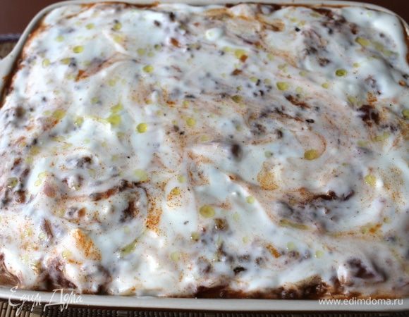Сделайте два таких же слоя, заполнив форму. Последним слоем выкладываем листы лазаньи, немного болоньезе, и сверху должен быть соус бешамель. Сбрызгиваем его оливковым маслом.