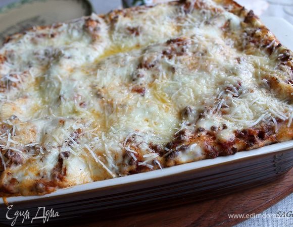 Запекаем лазанью в прогретой до 180°C духовке 40 минут. У меня лазанья не зарумянилась, поэтому я присыпала ее чуть-чуть пармезаном (у нас любят, чтобы был расплавленный пармезан) и отправила еще на 10 минут в духовку в режиме конвекции. Готовую лазанью слегка присыпьте тертым пармезаном, дайте ей немного остыть, нарежьте и подавайте.