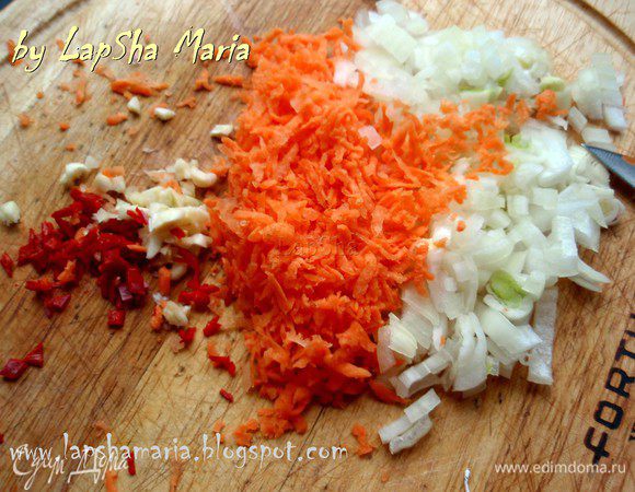 Первым делом надо поставить картофель вариться. Лук нашинковать на кубики, морковь натереть на мелкой терке. Чеснок и перец чили мелко нарубить. Не забывайте вытащить из перца все семечки и белые прожилки, иначе получится очень остро. 