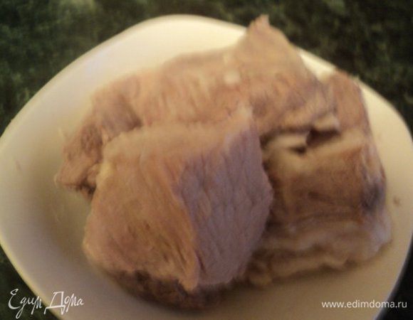 Для начинки заранее отварить мясо и яйца.