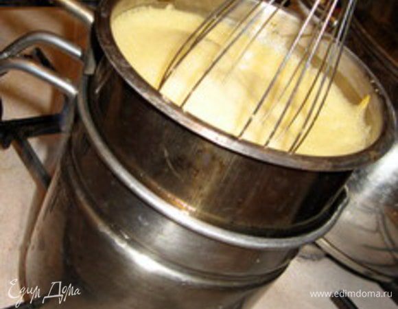 Взбить в широкой мисочке, которую можно будет перенести на водяную баню, 3 желтка с сахаром и пакетиком ванилина до светлой пены. Затем перенести на кипящую водяную баню, влить кофе и продолжать взбивать. Масса увеличится в объёме раза в три.Когда это произойдёт, снять с огня, перенести мисочку на ёмкость с ледяной водой и продолжать взбивать, пока масса не остынет.