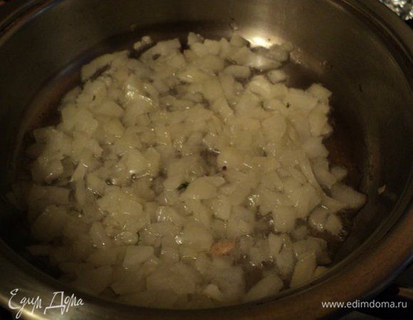 Лук мелко порезать, припустить на растительном масле.