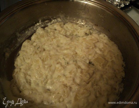 Добавить муку, поджарить ее до кремового цвета, влить сливки и, постоянно помешивая, довести смесь до загустения.