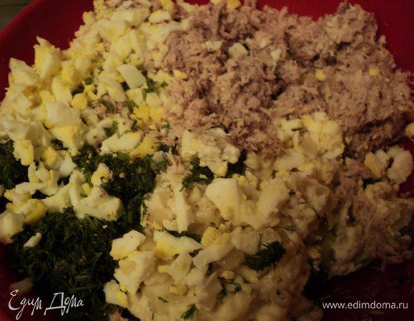 И измельчить отваренное мясо в мясорубке или блендере.  Добавить к нему мелко порезанный укроп, яйца, сливочный соус, перец, кориандр и соль по вкусу. Хороша смешать.