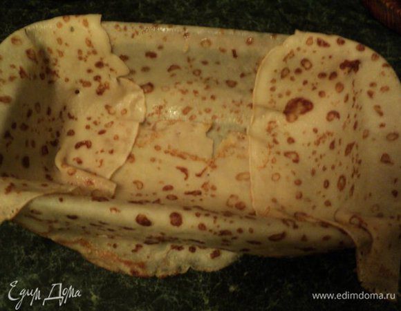 Форму ( у меня 10х20)см смазать растительным маслом и обложить дно и бока блинчиками.