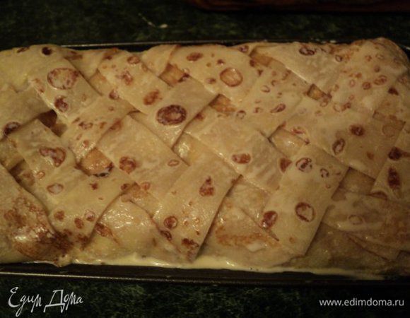 Яйцо взбить со сливками и залить пирог. Накрыть рулетики свисающими краями блинчиков, смазать яйцом со сливками. Сверху пирог украсить плетенкой из полосок блинчика.