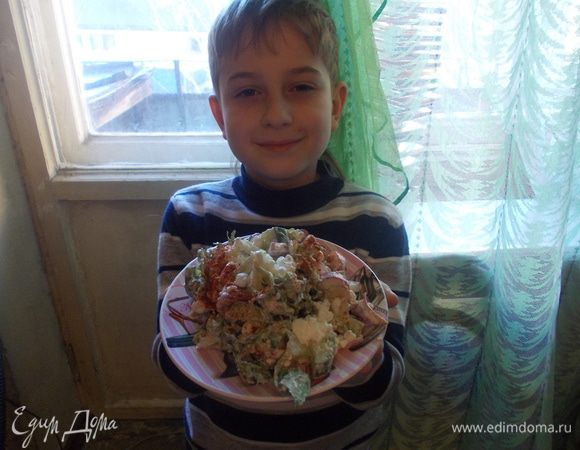 итак черри разрезать пополам,огурчики и редиску на кружочки,добавить листья салата посолить,добавить сливки и сок лимона,творог и перемешать.Посыпать щедрой щепоткой паприки.ВКУСНО.