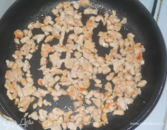 Мясо копченой курицы порезать на средние кубики. Или куриное филе (как у меня сегодня) порезать на средние или мелкие кубики,приправить солью и перцем и обжарить на сковороде... 