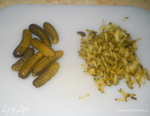 Маринованные огурчики нарезать средней соломкой или потереть на средней терке...