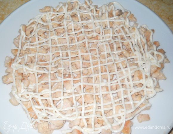 Собираем салат слоями. 1й слой - курица, сверху сетка из майонеза, а можно просто смазать майонезом, получится сочнее и вкуснее)))