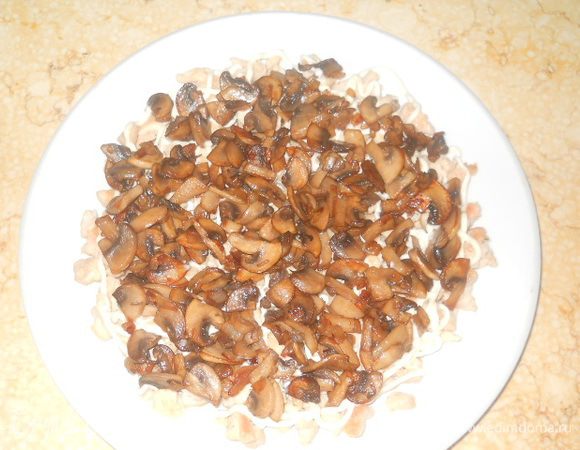 На курицу выкладываем грибы с луком и также сверху сетка из майонеза. Затем слой орехов (их майонезом не смазывать)...