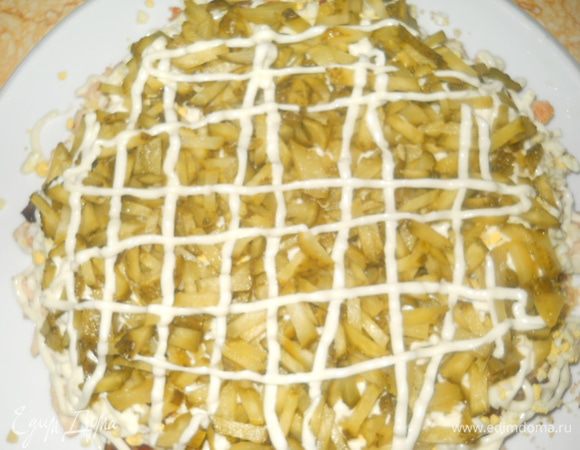 На орехи выкладываем слой огурчиков...