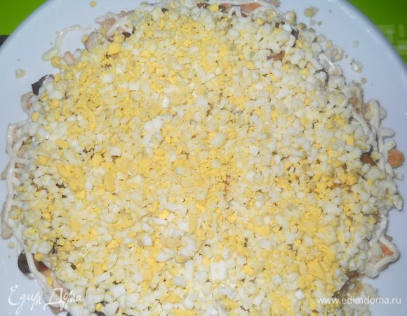 Затем слой яиц...