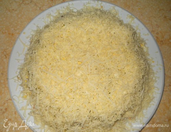 Последний слой - сыр натертый на средней терке, обсыпать им весь салат. Сверху слегка присыпать тертым грецким орехом. Отправить в холодильник на несколько часов остыть и пропитаться. Я готовлю за пол дня до поедания))) Приятного аппетита!)))