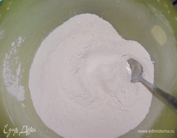 Яйца взбейте с сахаром с помощью миксера на большой скорости 10-12 минут. Просеянную муку смешайте с рарыхлителем и постепенно введите в яичную смесь. 