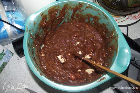 Затем вмешайте растопленный шоколад,какао орехи, кусочки белого шоколада, соду.
