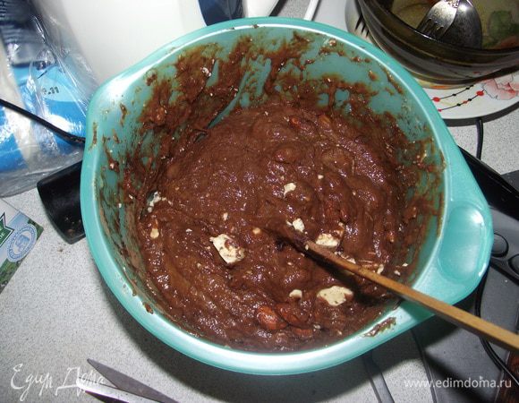 Затем вмешайте растопленный шоколад,какао орехи, кусочки белого шоколада, соду. 