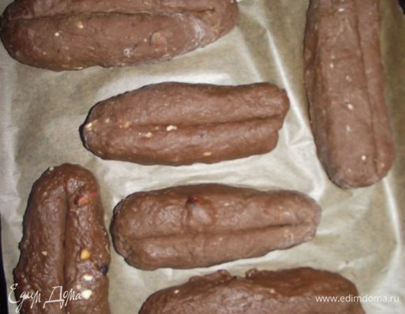 Смочите руки водой и разделите тесто на несколько частей. Каждую часть скатайте в жгут диаметром 3-3,5 см. и обваляйте в сахарной пудре. На каждом жгутике сделайте неглубокие вырезы по диагонали и поставьте в разогретую духовку до 18- гр. на 30-35 минут. Достаньте, остудите и нарежьте ломтиками наискосок.