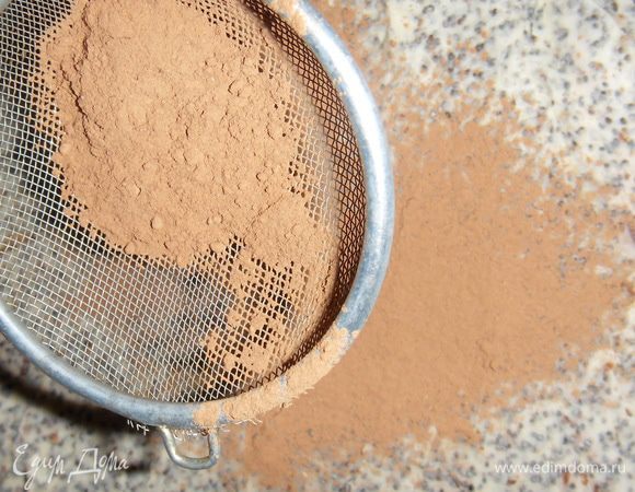 Сборка: каждый пласт сверху смазать кремом, последний еще присыпать какао(или тертым шоколадом), оставить на ночь в холодильнике.