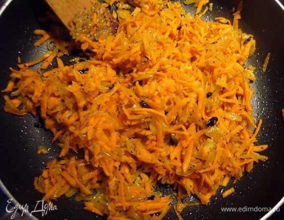 В ароматное масло засыпаем сначала порезанный кубиком лук, обжариваем его минуту буквально до золотистого колера, затем огонь уменьшаем до среднего, добавляем морковь, порезанную соломкой, или, если нет времени, то можно и на тёрке крупной потереть, как это сделала я. Засыпаем специи для плова и обжариваем всё, постоянно помешивая, минут 5-7. Лук должен стать прозрачным, а морковь покрыться тонкой корочкой. Далее добавляем сушёный (можно и свежий) барбарис и обжариваем ещё пару минут.