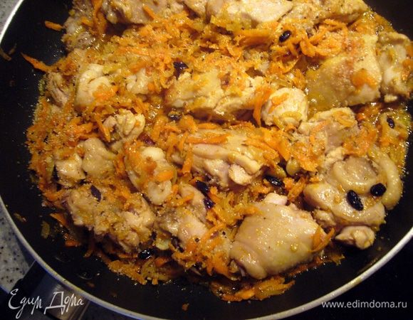 Теперь наступила очередь мяса. Я режу мясо для плова средними кусками, примерно 5 на 5 см. Применительно к куриному бедру - голень на 2-3 части, и само бедро - на 4. Муж у меня требует настоятельно, чтобы шкурку с мяса я не убирала (она, де, образует дополнительный сок и жир, которым пропитывается рис, и это правда), а уж вы сами поступайте, как вам подсказывают сердце и желудок:).
Промытое, хорошо обсушенное и порезанное мясо отправляем к овощам и обжариваем сначала на сильном огне минуты 3, чтобы образовалась золотистая корочка, потом уменьшаем огонь до среднего и тушим мясо,с овощами, постоянно помешивая. СОЛЬ НЕ КЛАДЁМ!!! Потому что как только вы посолите мясо, сразу же начнёт выделяться сок и вся обжарка на этом закончится. Мясу пока достаточно специй. Продолжаем обжаривать мясо примерно минут 10-15. Для курицы этого вполне достаточно. Если будет баранина или свинина и говядина, то время увеличиваем примерно до 30-40 мин в зависимости от величины кусочка мяса. 