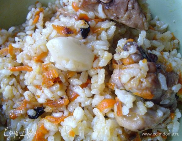 Затем выключаю плиту, укутываю сковороду полотенцами и даю настояться плову хотя бы 30 мин. По исходу этого времени слои плова, зирвак и рис, можно перемешать.
Приятного аппетита, Мушуля, и все остальные любители плова с курицей!:)