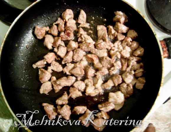 Тем временем нарежьте мясо на небольшие кусочки и обжарьте до золотистой корочки на растительном масле.