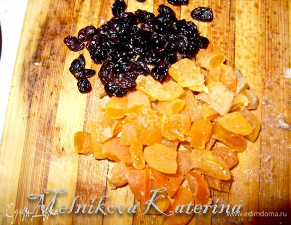 Замочите в кипятке изюм и курагу на 5 минут. Затем нарежьте курагу на небольшие кусочки.