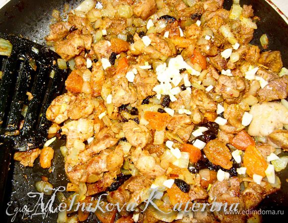 Очень мелко нарубите чеснок и добавьте к смеси, снятой с огня. Перемешайте.