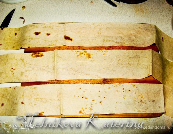 Нарежьте лаваш полосками шириной примерно 5 см.