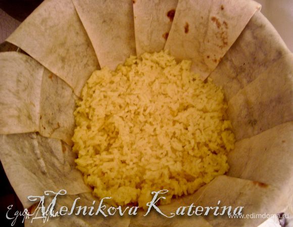 На дно выложите слой риса.