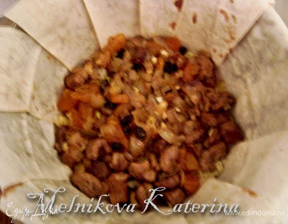 Затем выложите слой мяса. Чередуя, выложите весь рис и мясо.