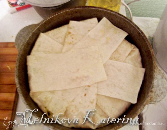 Накройте рис свисающими частями лаваша. Отправьте выпекаться в духовку на 40–45 минут при 180°C.