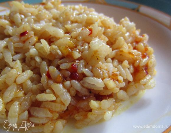 Пример блюда. Отваренный рис, слегка приправленный соевым соусом и 1 ч. л. чатни из абрикосового джема. 