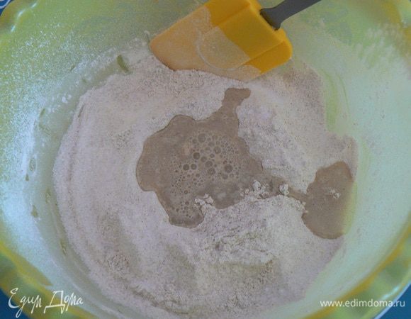 В центре горки сделайте углубление, по краям насыпьте соль и сахар. Влейте теплую воду и замесите однородное мягкое тесто. (Если оно суховато, добавьте немного воды).