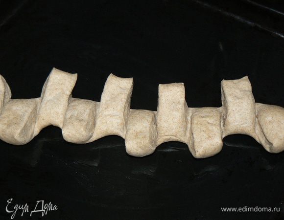 Обомните подошедшее тесто, слегка вымесите и разделите на 2 части (можно сформовать одну буханку). У меня получилась вот такая.