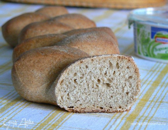 Хлеб должен еще раз подойти в теплом месте в течение 30–45 минут. Затем перенесите его на противень, отправьте в духовку, предварительно нагретую до 200°C, и выпекайте до готовности.