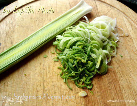 Лук-порей помыть, отрезать темно-зеленую часть и "попку". Разрезать пополам и нашинковать тонкими полукольцами. Если у вас большой лук-порей, тогда разделите его на четыре части. Мелко нашинковать репчатый лук кубиками.