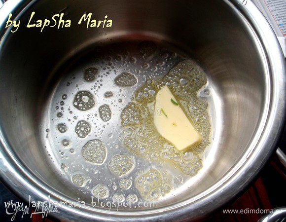 В кастрюле для супа разогрейте сливочное и оливковое масло.